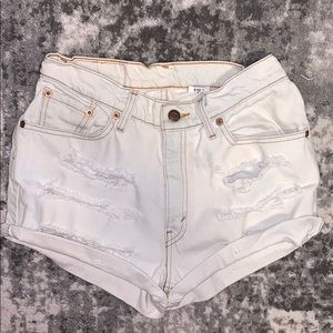 Aritzia Levi’s Vintage Slasher Denim Shorts